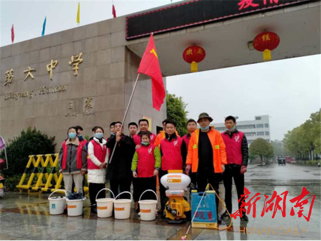 盛镇组织近百名党员,团员和公益组织志愿者分别去到浏阳六中,北盛中学
