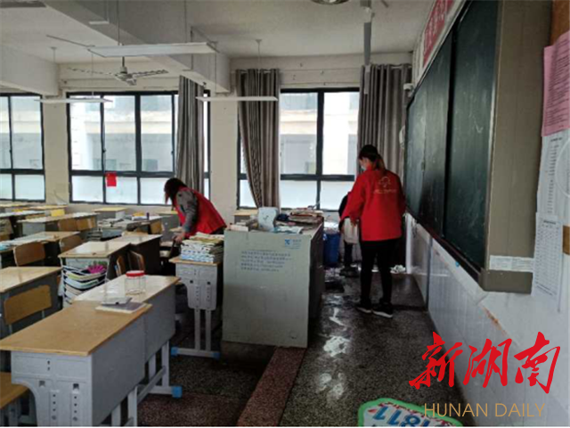 盛镇组织近百名党员,团员和公益组织志愿者分别去到浏阳六中,北盛中学