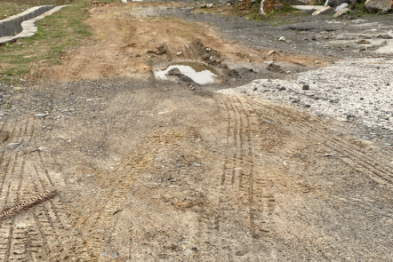 它以前的路是这样的,泥泞坑洼,村主任杨金华说"全村全是泥巴路,开车