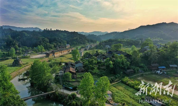 "看到村容村貌翻天覆地发变化,靖州渠阳镇林源村村民吴应江颇有感慨.
