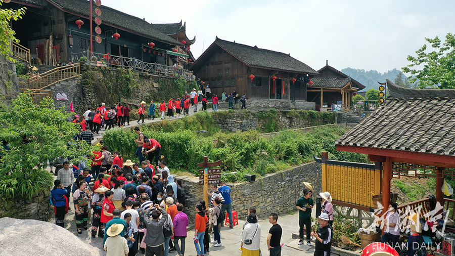 新湘推荐 影像 > 内容阅读  5月1日,许多游客来到花垣县十八洞村旅游