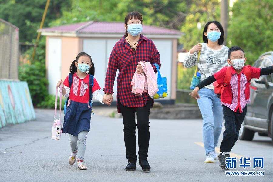 5月11日,在长沙市岳麓区,家长送孩子去幼儿园.
