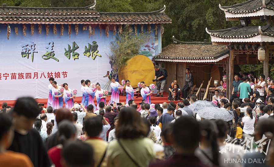 5月30日,绥宁县关峡乡大园村,当地群众在表演民俗活动喜迎四方来客.