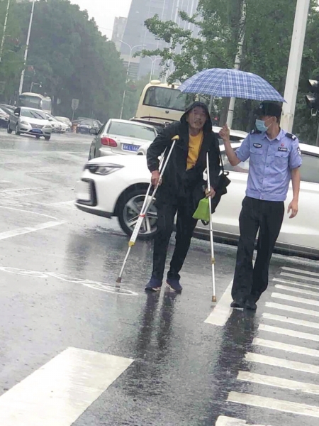 辅警雨中为拄拐老人撑伞暖到网友 曾多次出手帮助困难