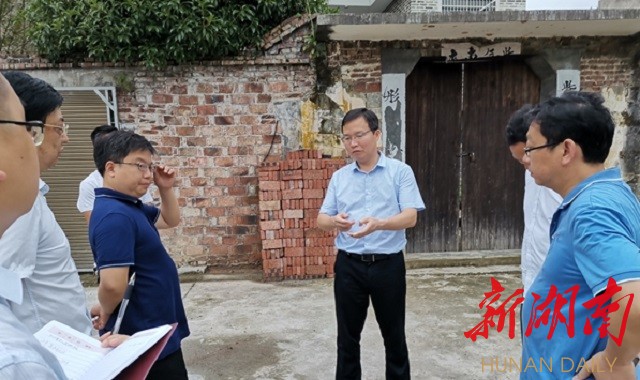 新化县委副书记,县长左志锋赴圳上,西河,游家等乡镇开展脱贫攻坚"进村