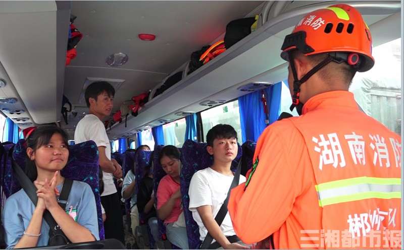 湖南消防为江西中考学生当“摆渡人”,助其顺利参加考试(最新发布)