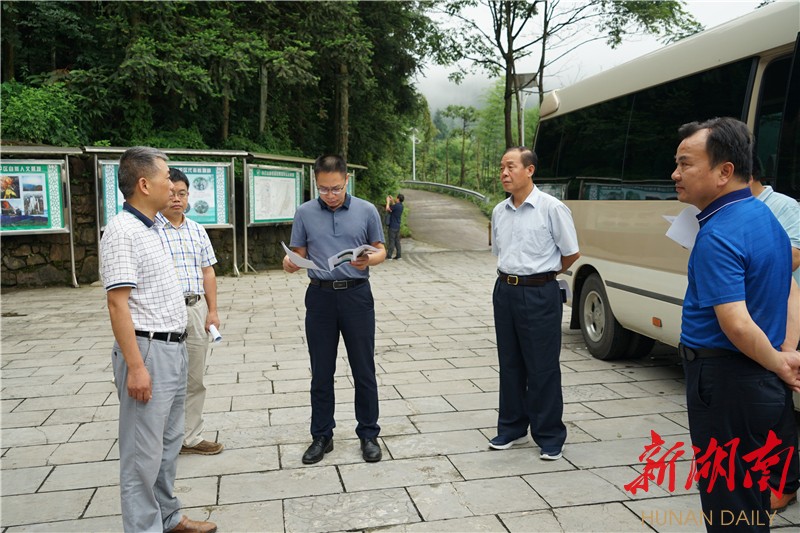 湘西校友分会会长杨国平介绍来意及相关情况;王万双介绍了保靖县油茶