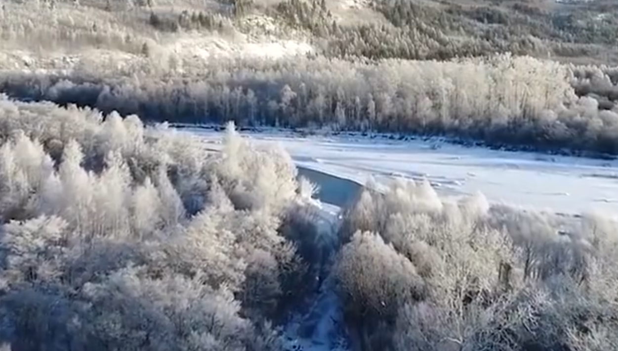 黑龙江漠河气温降至零下21,额木尔河沿岸,雾凇白雪,宛若梦幻之境.