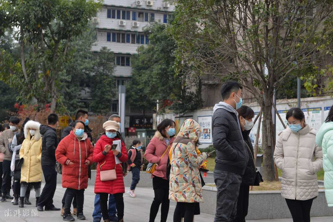 实拍成都核酸检测点上百市民排队等候