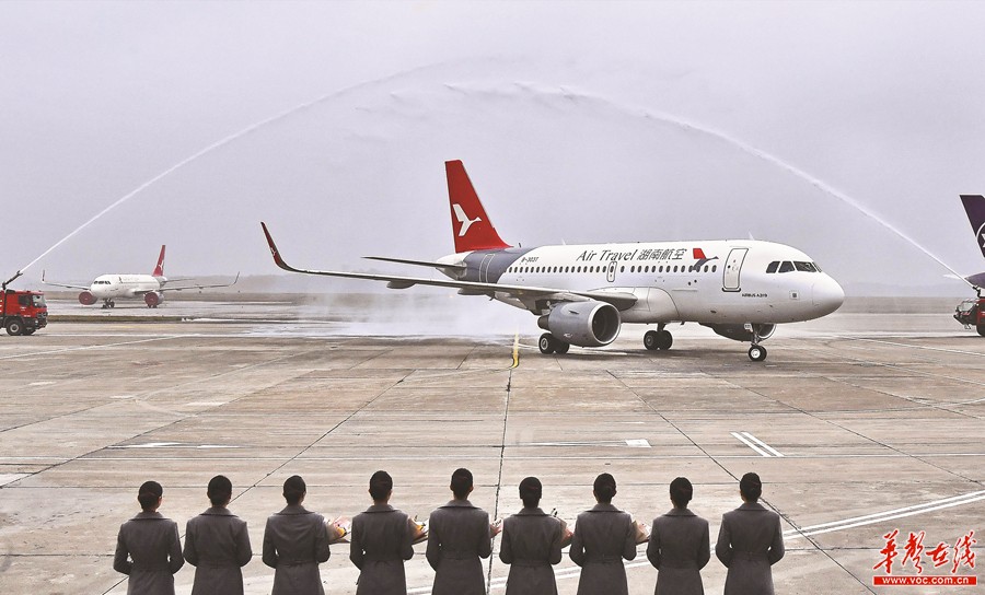 首架"湖南航空"涂装飞机投运 焦点图 湖南在线 华声在线