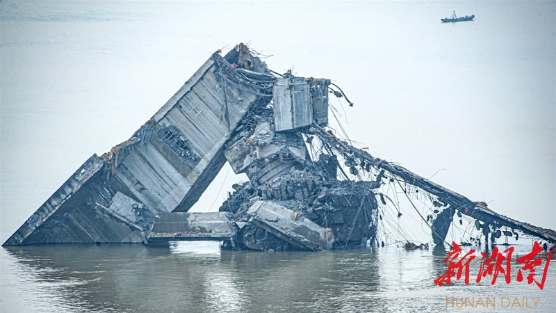 安乡石龟山澧水大桥爆破拆除 省内首座实施拆除的特大