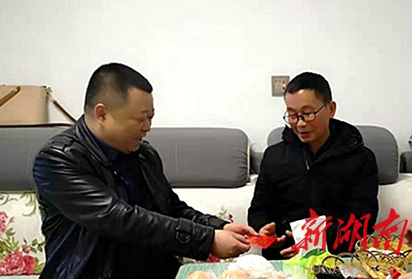 泸溪法院代院长张应国节前为企业困难职工送去慰问