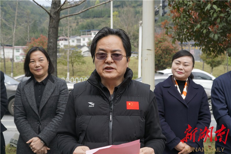 刘小刚宣布工程正式封顶