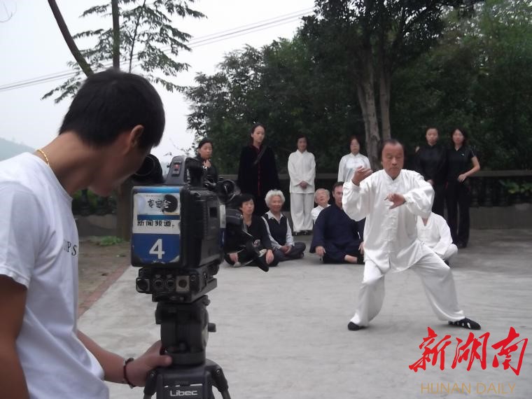2012年湖南电视台与余安仁拍摄游龙拳视频用以普及推广