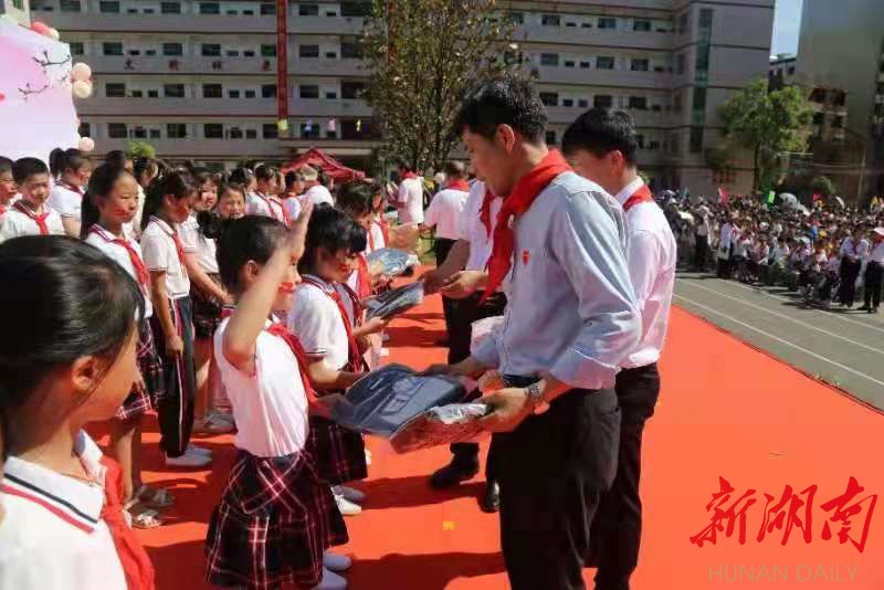 耒阳市五里牌小学:百名留守儿童获赠"六一"学习大礼包