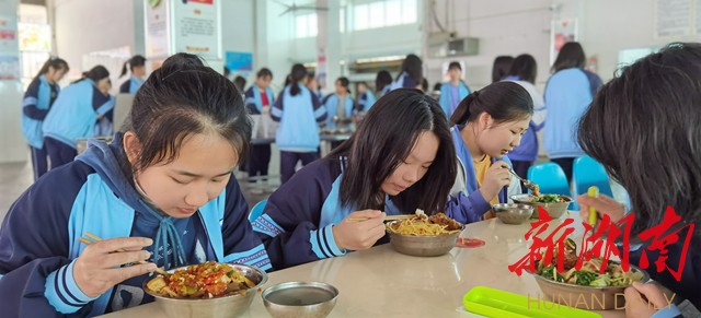 连续11年!花垣县边城高级中学为考生免费发放爱心早餐