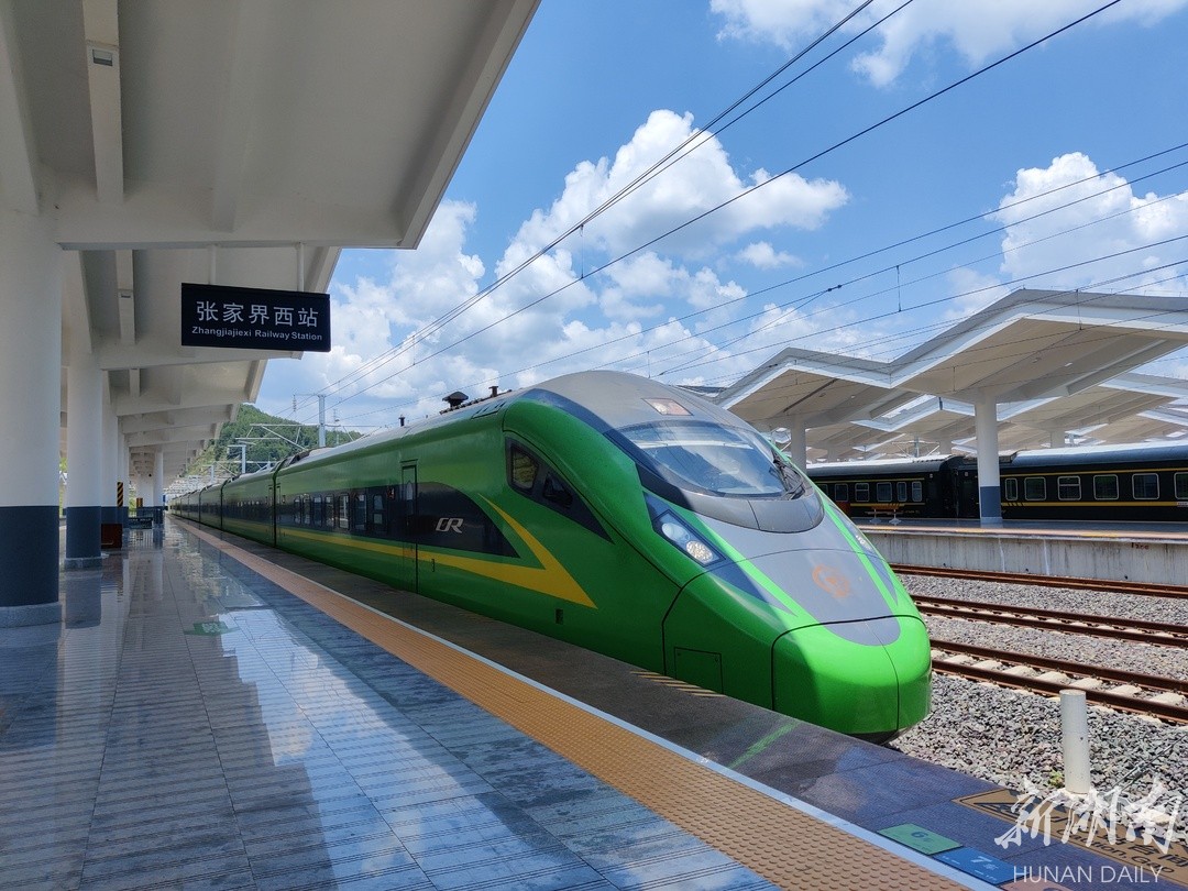 张家界开行至重庆成都绿巨人动车组列车