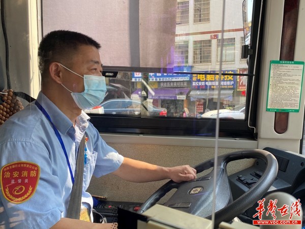 长沙最特别的"解忧公交车"司机,自费准备"百宝箱"为乘客服务