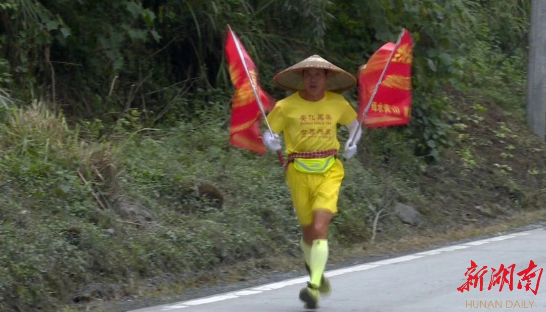 邓良华在跑步途中.李思帆 吴奕 摄