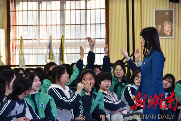 与时代共振展女生芳华湖南师范大学附属滨江学校初中部开展第一届女生