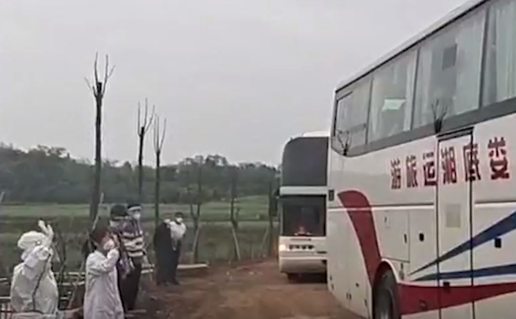再出发回顾g2190次列车旅客在湖南娄底隔离的暖心瞬间