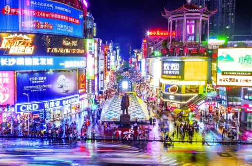 (夜晚的长沙市黄兴南路步行街霓虹灯璀璨,人来人往,十分热闹.