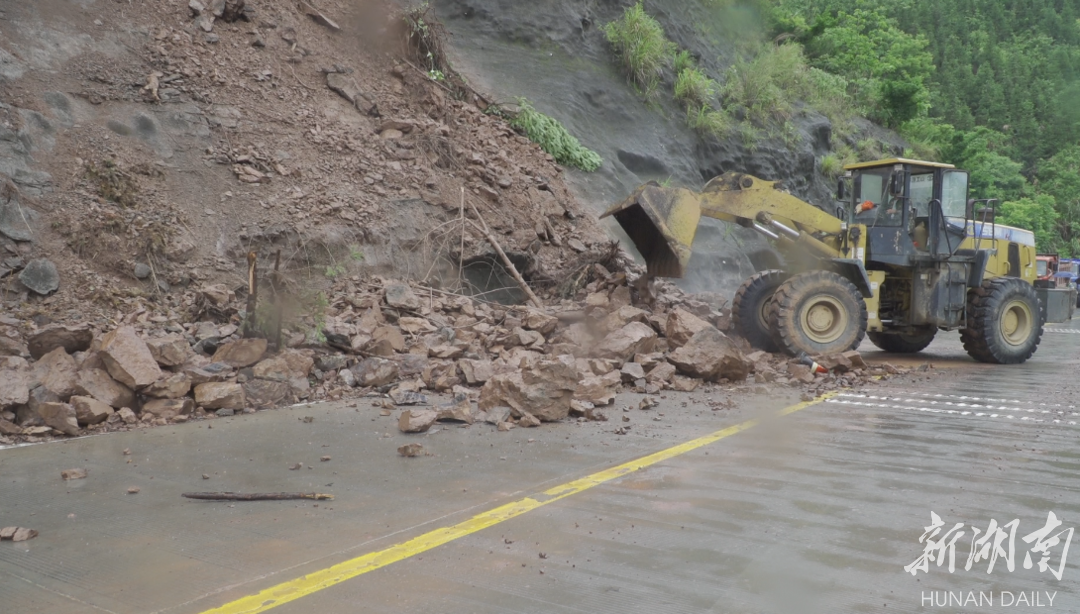 双牌清理塌方90余处确保道路安全通畅