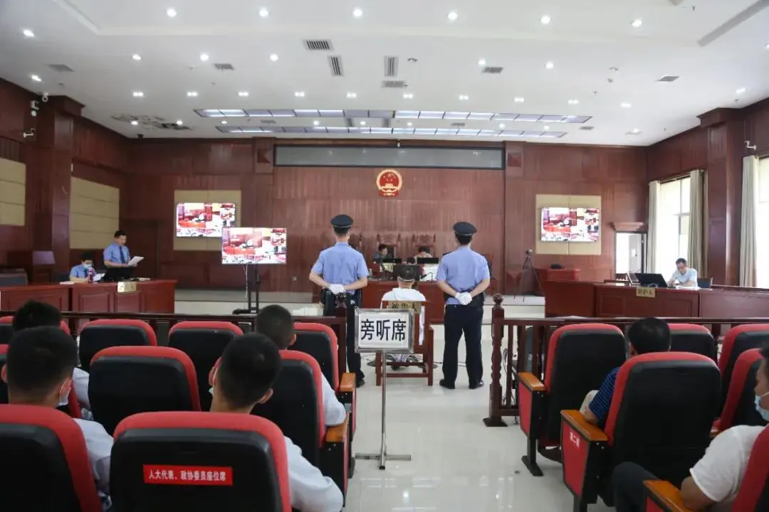 汝城县人民检察院指控:被告人谭军龙身为国家工作人员,利用职务