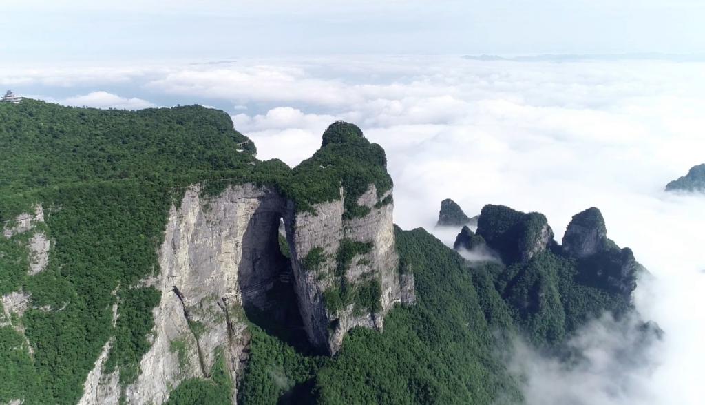 夏日张家界云海现"悬浮天门"奇景,游客:感觉像在坐飞机一样
