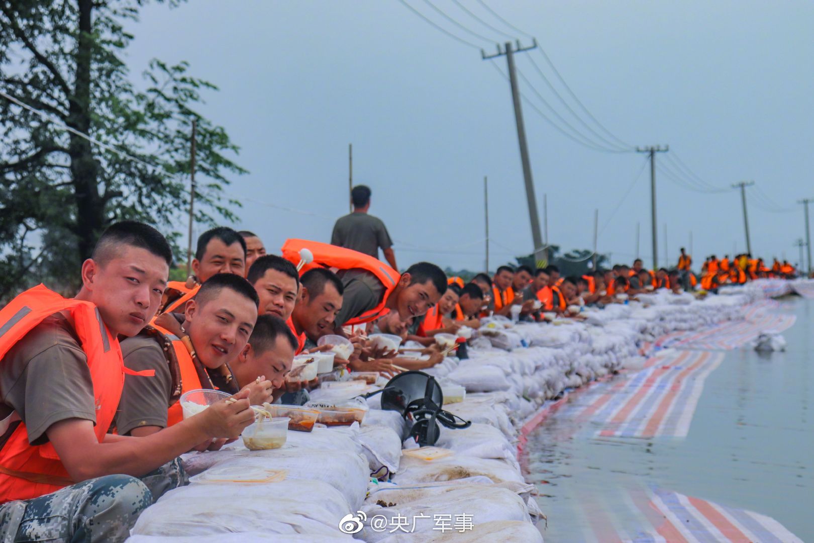 暖心后续!皮肤科专家为抗洪官兵巡诊