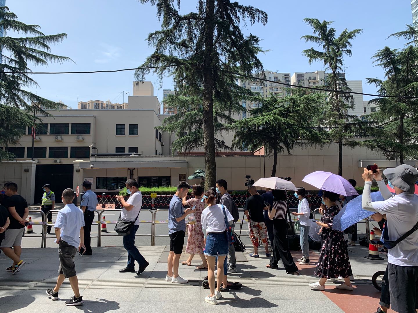成都美领馆关闭前24小时:民众围观,有人高唱《大中国》
