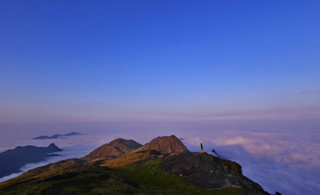 2019年5月2日傍晚,桂东县八面山主峰石牛仙云海翻腾,蔚为壮观.