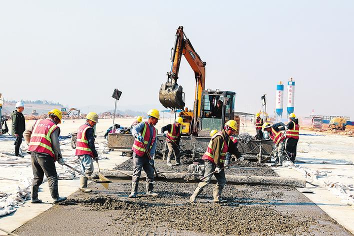 郴州北湖机场跑道混凝土浇筑施工全面完成