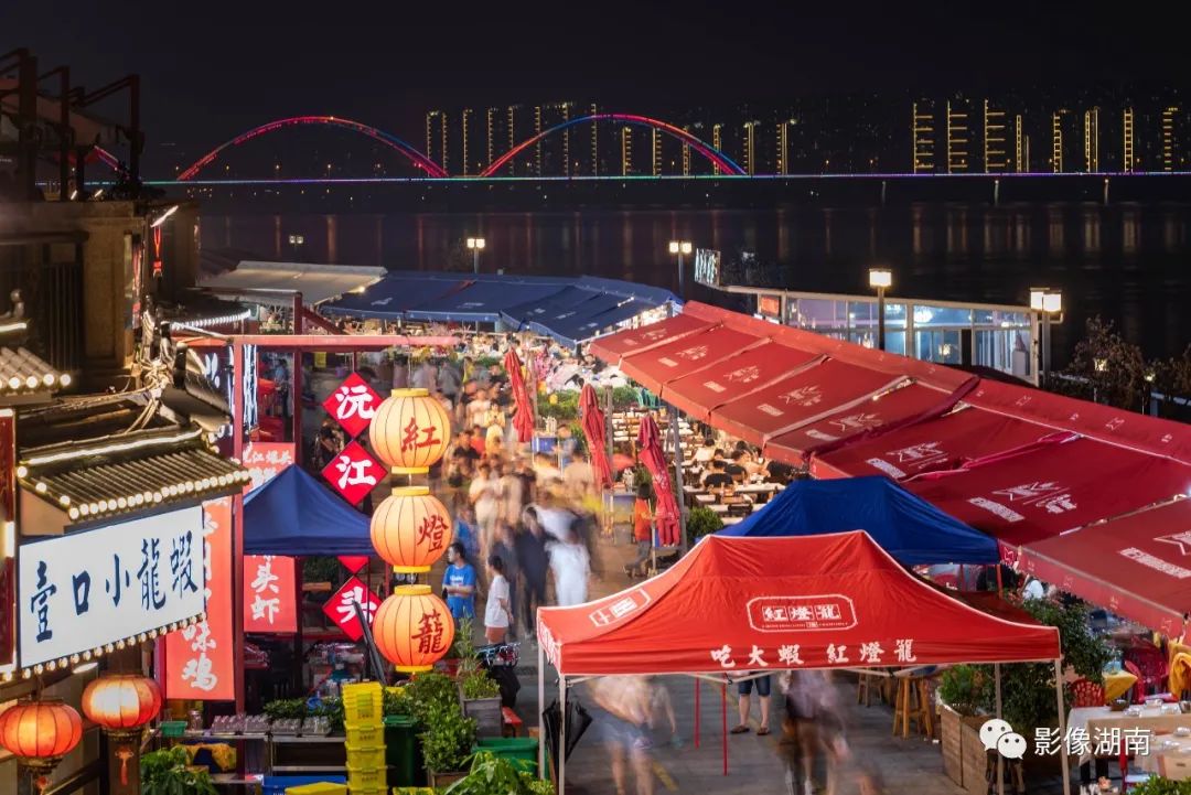 2020年5月31日,露天餐桌有序摆放在长沙湘江渔人码头美食街上,吸引