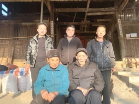 湘西芙蓉镇朱家三兄弟背老父亲去看新高铁站,获正能量奖励