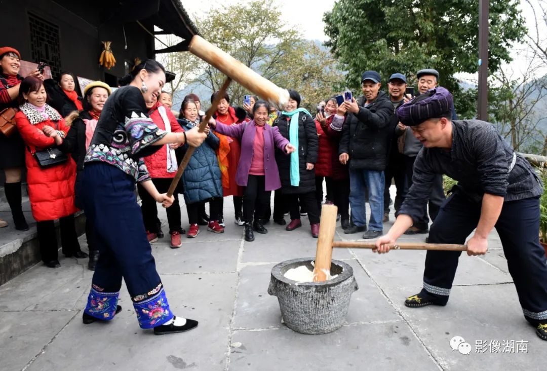 吉斗苗寨的苗族同胞在打糍粑.姚方 摄