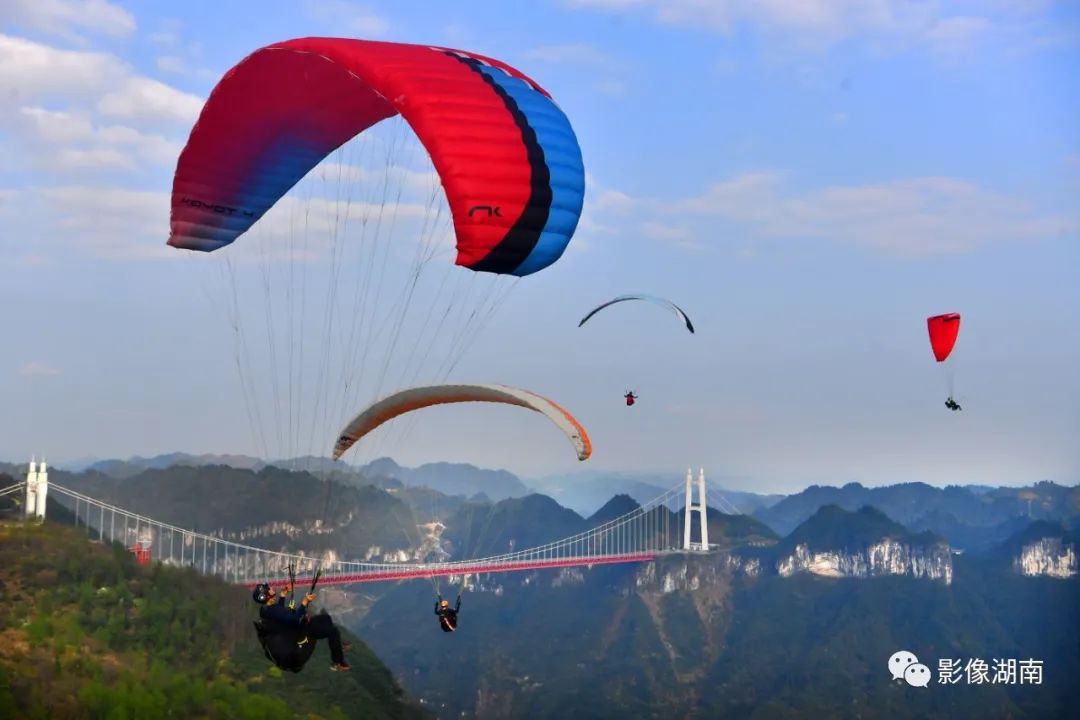 滑翔伞飞行营地,飞行教练带领游客体验滑翔伞,空中飞越欣赏矮寨大桥