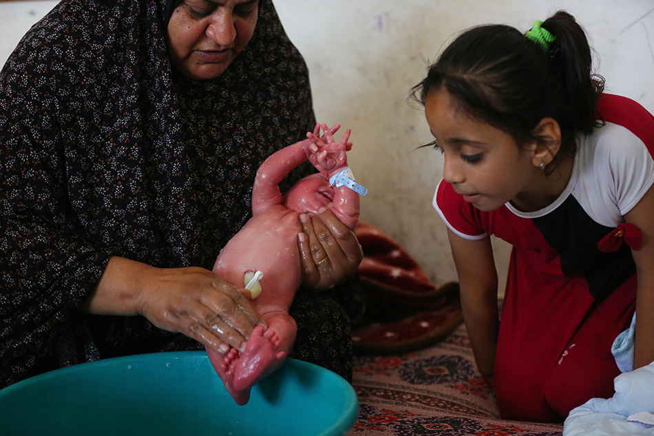 战火下的新生命!巴勒斯坦女子在避难所诞下婴儿