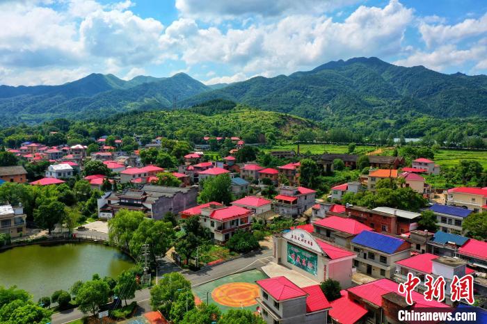 航拍夏日江西芦溪秀美乡村:生态果树种植助力乡村振兴