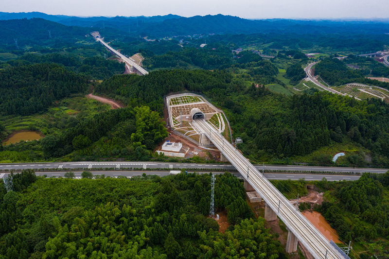 央媒看湖南|湖南:张吉怀高铁进入联调联试 黄金旅游景点连成一线