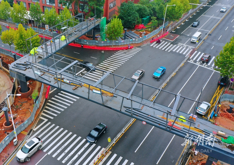 长沙圭塘路人行天桥完成主体建设预计明年春节前投用