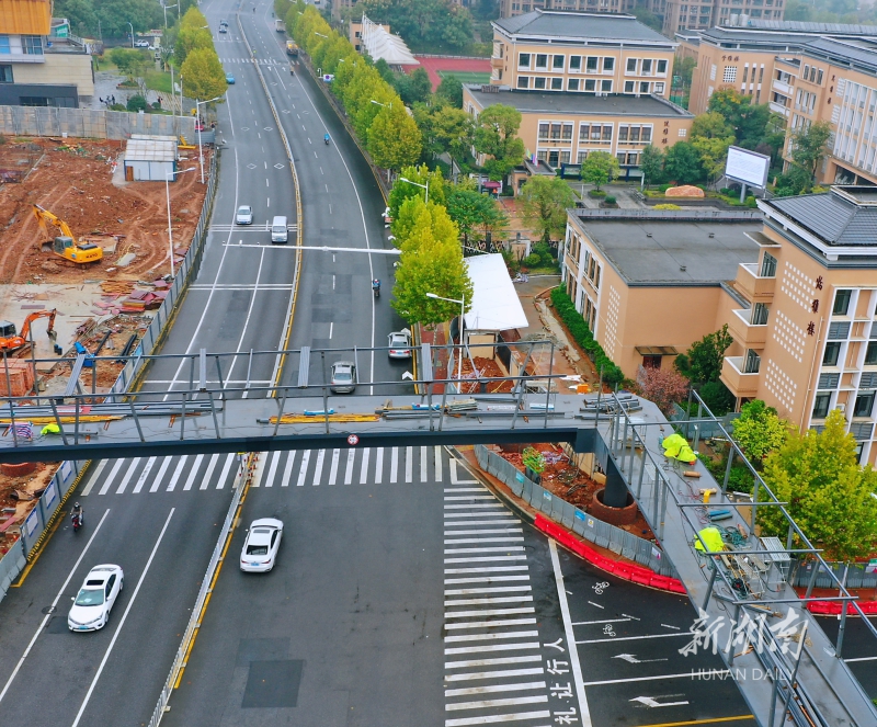 长沙圭塘路人行天桥完成主体建设预计明年春节前投用