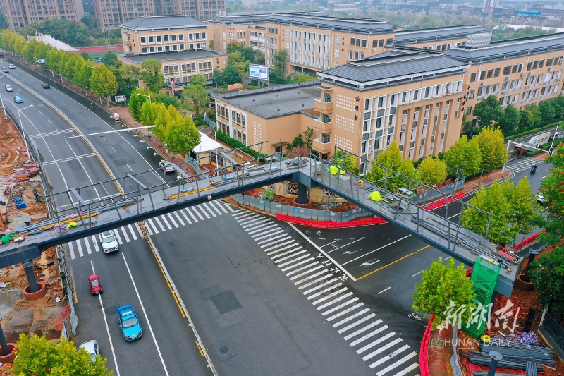 长沙圭塘路人行天桥完成主体建设预计明年春节前投用