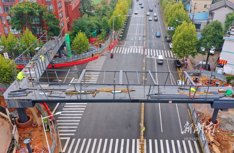 长沙圭塘路人行天桥完成主体建设预计明年春节前投用