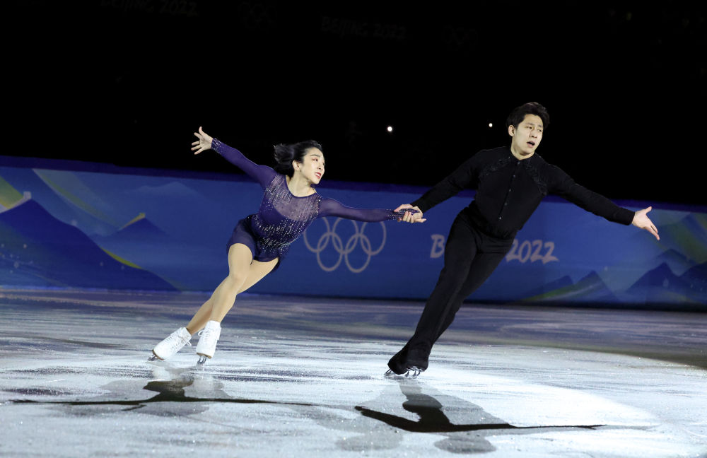 唯美盛宴北京冬奥会举行花样滑冰表演滑
