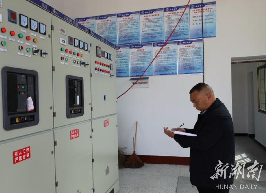 杨堤泵站机组长范新林正在记录设备运行数据 杨堤泵站机组长范新林正在记录设备运行数据