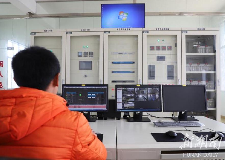 奎星塔泵站工作人员通过电脑实时监控数据 奎星塔泵站工作人员通过电脑实时监控数据