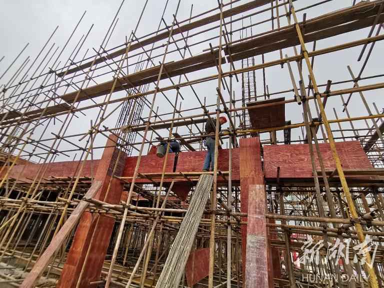 新方向科技年产2.4万吨阻燃母粒生产项目建设现场,工人正紧张忙碌 新方向科技年产2.4万吨阻燃母粒生产项目建设现场,工人正紧张忙碌