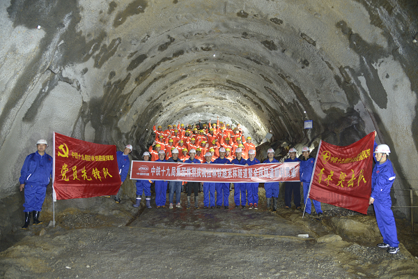 在建川藏铁路拉萨至林芝段全线47座隧道全部贯通 拉林铁路将在2021年建成通车