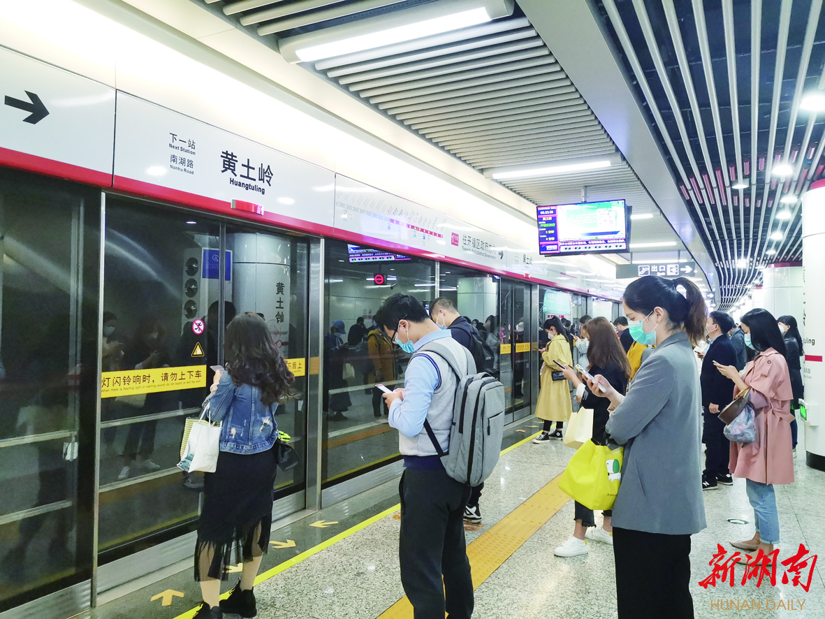 越南女乘客不慎将手机跌落地铁轨道，17小时后“完璧归赵” - 周到